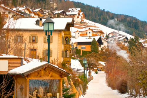 Ontdek de magie van winterse dorpen: Ortisei in de spotlight!